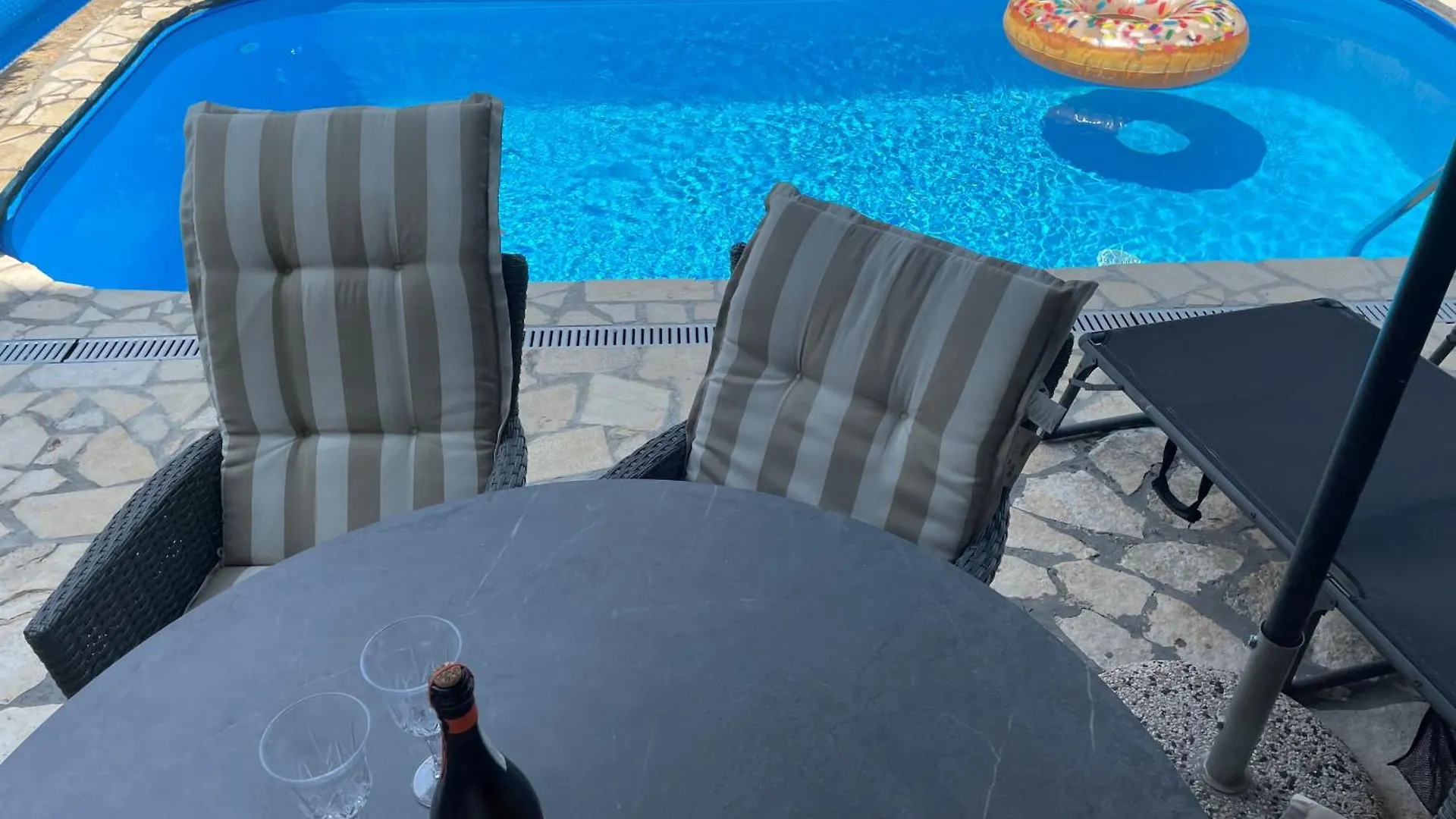 App Rebecca - Private Pool Apartment Brtonigla