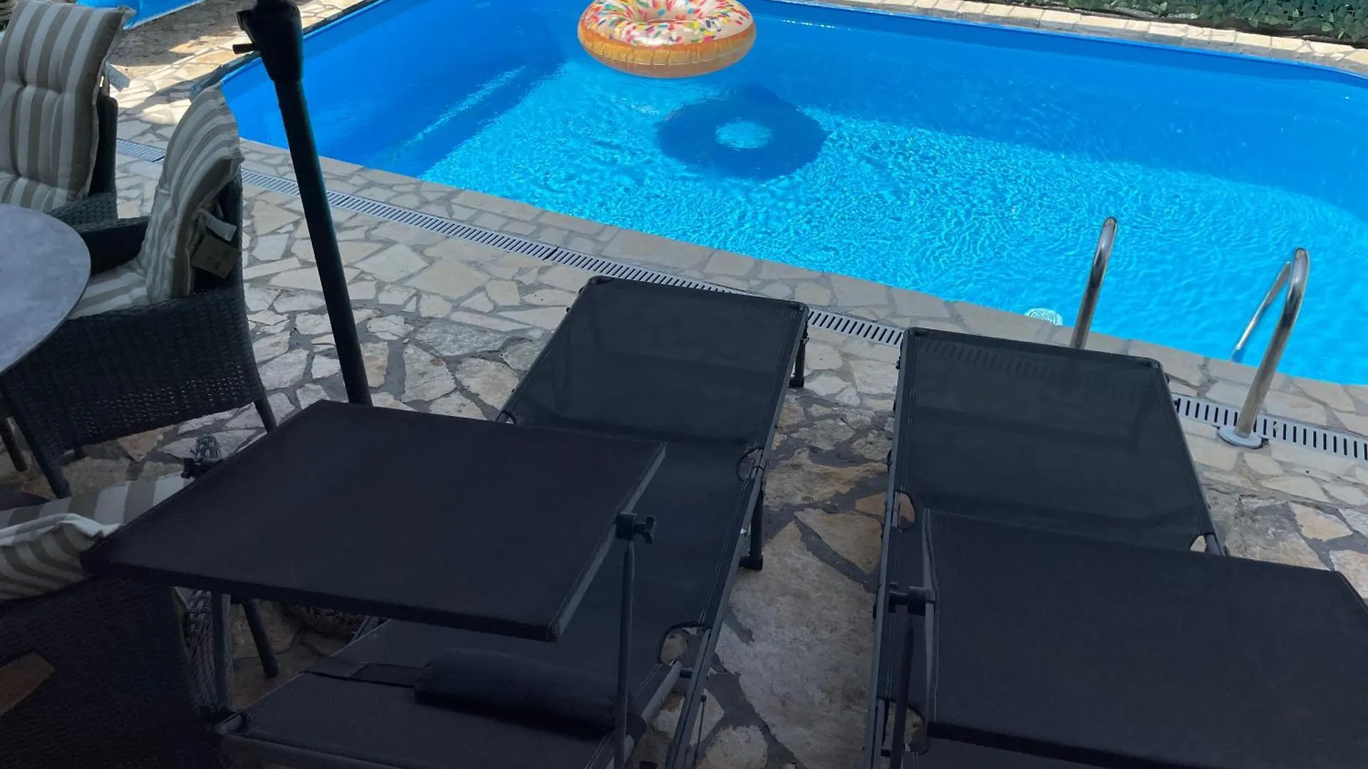 App Rebecca - Private Pool Apartment Brtonigla